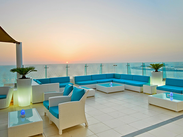 Pure Sky Lounge مطعم استثنائي في دبي يقدّم لك الطعام من الطابق الـ35